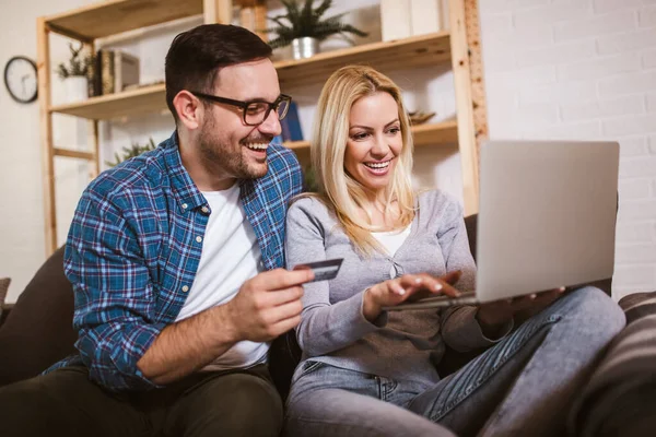 Gelukkig Paar Communiceren Tijdens Het Gebruik Van Credit Card Laptop — Stockfoto