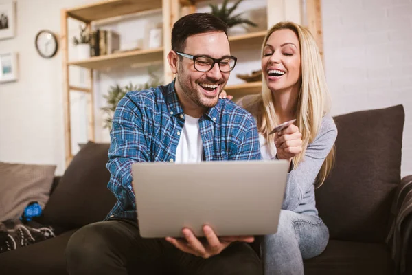 Happy Couple Communicating While Using Credit Card Laptop Online Shopping — Stock Photo, Image