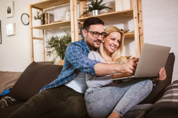 Mutlu Çift Evde Dizüstü Bilgisayar Kullanırken Iletişim Kuruyor — Stok fotoğraf