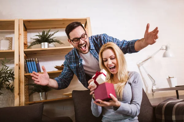 Mujer Joven Recibiendo Una Caja Regalo Sorpresa Novio Casa — Foto de Stock