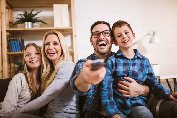 Glückliche Familie Die Hause Gemeinsam Fernsieht Und Gemeinsam Spaß Hat — Stockfoto