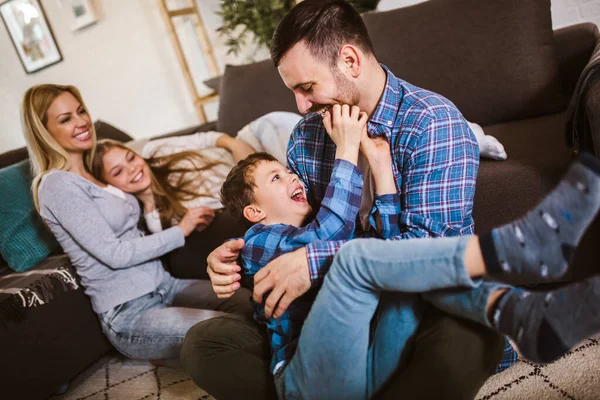 Šťastná Rodina Dětmi Hrají Doma Rodina Sedí Podlaze Hrají Spolu — Stock fotografie
