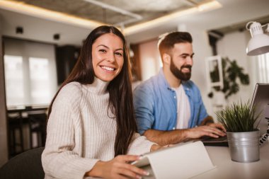 Mutlu çift işten zevk alıyor. Mutlu çift evde dizüstü bilgisayarla iş yapıyor..