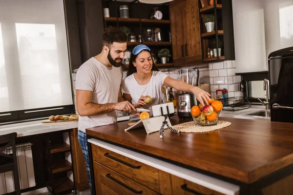 キッチンで一緒に新鮮な有機ジュースを作るカップル — ストック写真