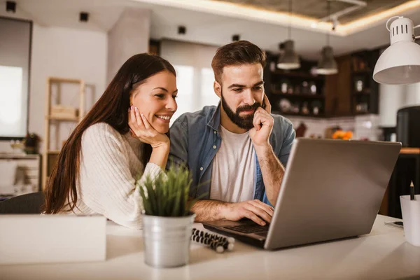 Pareja Feliz Disfrutando Del Trabajo Desde Casa Pareja Feliz Haciendo — Foto de Stock