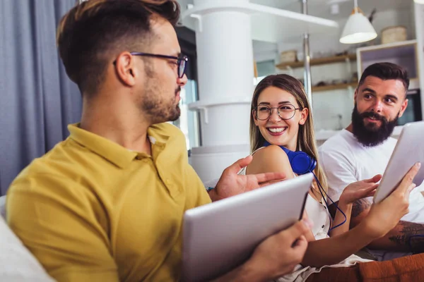 Amigos Usando Dispositivo Digital Sentado Sofá Sala Estar Casa — Foto de Stock