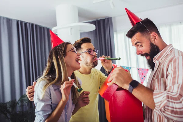 Grupa Szczęśliwych Ludzi Świętuje Urodziny Wśród Przyjaciół Uśmiecha Się Podczas — Zdjęcie stockowe