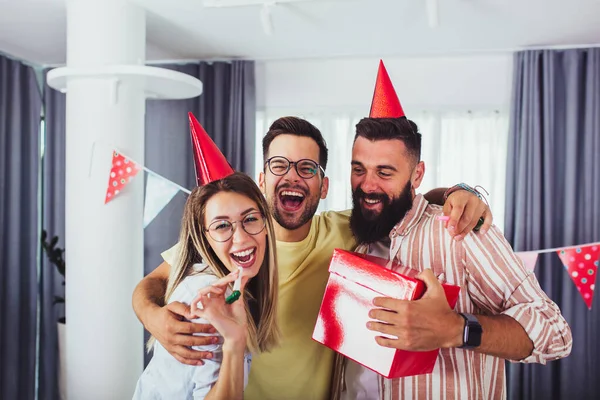 Grupo Personas Felices Celebrando Cumpleaños Entre Amigos Sonriendo Mientras Hacen —  Fotos de Stock