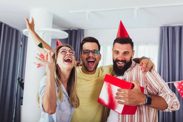Arkadaşlar Arasında Doğum Gününü Kutlayan Parti Yaparken Gülümseyen Bir Grup — Stok fotoğraf