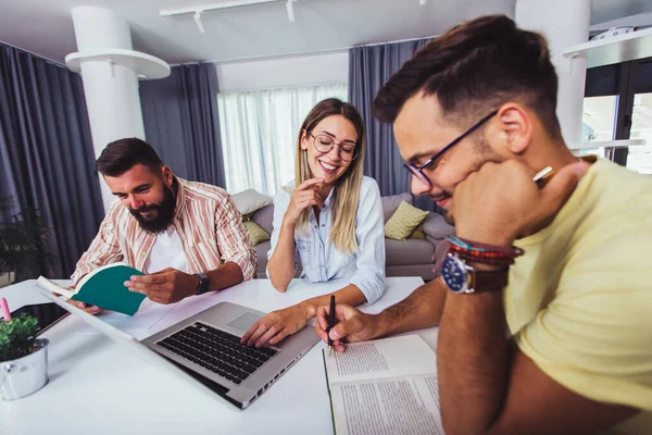 Grupo Jovens Estudantes Que Preparam Para Exames Casa Interior — Fotografia de Stock