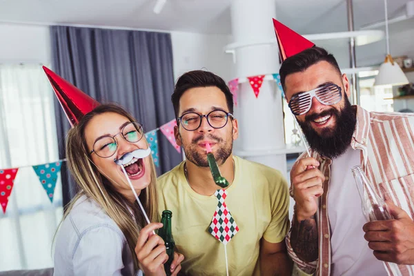Arkadaşlar Arasında Doğum Gününü Kutlayan Parti Yaparken Gülümseyen Bir Grup — Stok fotoğraf