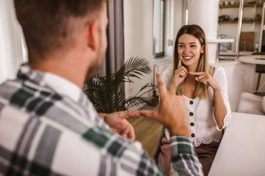 Evde işaret diliyle konuşan genç bir çift..