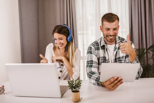 Casal Jovem Sentado Mesa Casa Navegando Internet Separado — Fotografia de Stock