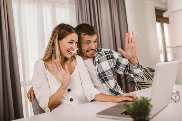 Pareja Con Portátil Pasar Tiempo Juntos Casa —  Fotos de Stock