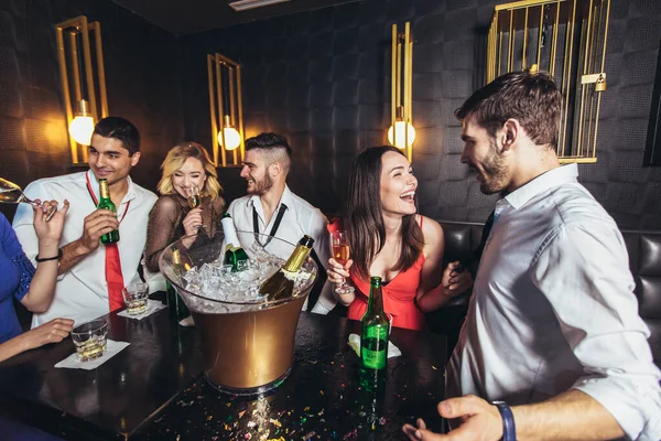 Giovani Felici Che Divertono Nightclub — Foto Stock