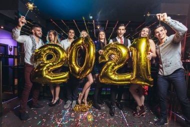 Kulüpteki arkadaşlarla yeni yıl partisi kutlaması.