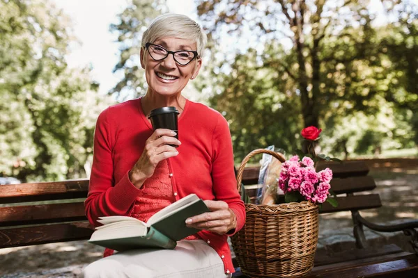 Femme Retraitée Lisant Livre Sur Banc — Photo