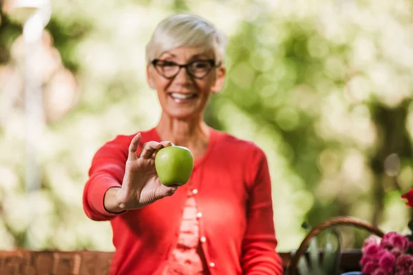 Femme Âgée Air Bonne Santé Avec Les Cheveux Gris Tenant — Photo