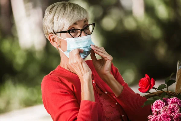 Femme Âgée Avec Masque Protection Tenant Panier Pour Marché — Photo