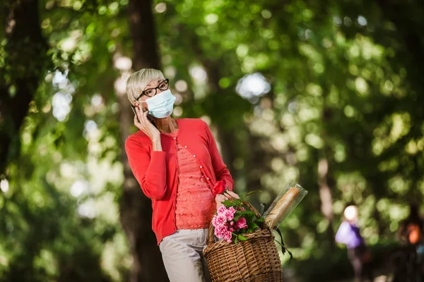 Senior Woman Protective Mask Pulling Suitcase Trip — Stock Photo, Image