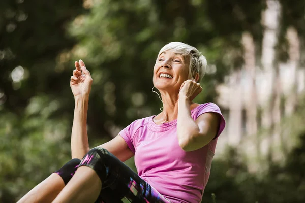 Yaşlı Kadın Müzik Dinlerken Parkta Egzersiz Yapıyor — Stok fotoğraf