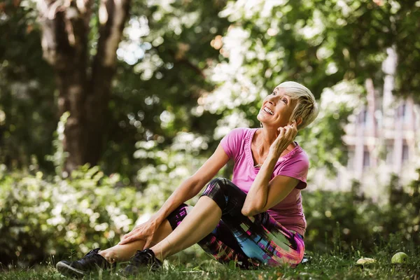 Yaşlı Kadın Müzik Dinlerken Parkta Egzersiz Yapıyor — Stok fotoğraf