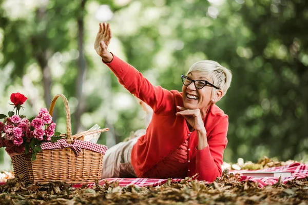 Portret Starszej Kobiety Pikniku Parku — Zdjęcie stockowe