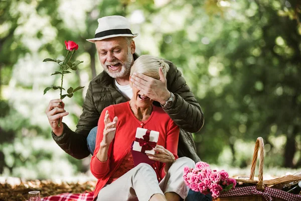 Coppia Felice Uomo Anziano Sorpresa Dando Confezione Regalo Sua Moglie — Foto Stock