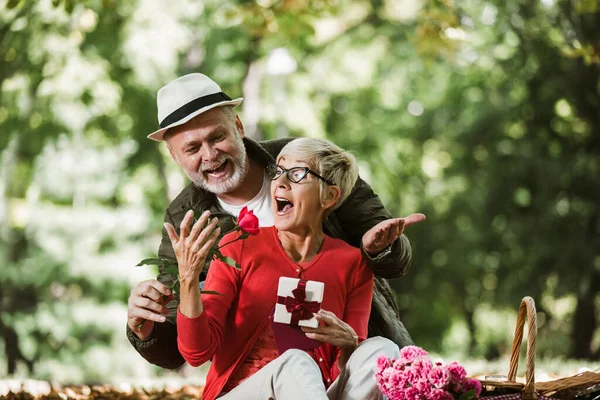 Coppia Felice Uomo Anziano Sorpresa Dando Confezione Regalo Sua Moglie — Foto Stock