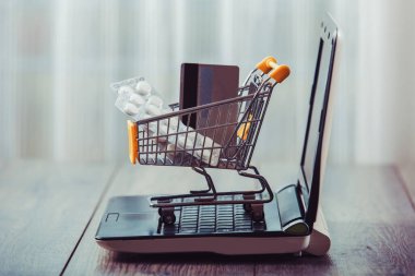 Tramvayda açık dizüstü bilgisayarda, tabletlerde ve kredi kartlarında alışveriş yapmak.