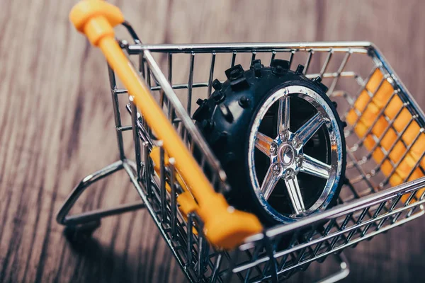 Carrello Della Spesa Tavolo Legno Pneumatico Nel Carrello — Foto Stock