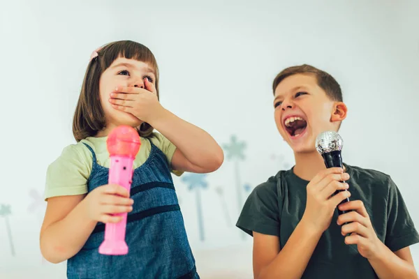 Family Home Portrait Happy Children Singing Karaoke Microphone Home — Stock Photo, Image