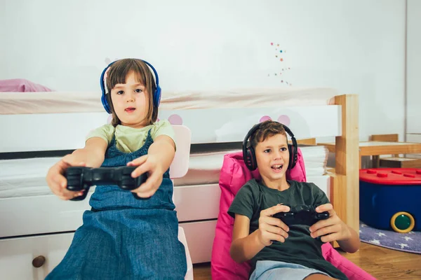 Mooi Klein Meisje Jongen Spelen Spelcomputer Lachen Thuis — Stockfoto