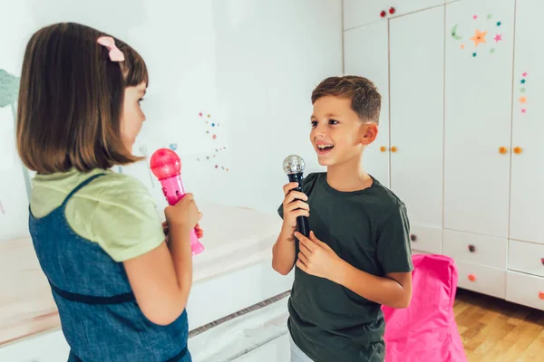 Família Casa Retrato Uma Criança Feliz Cantando Karaoke Através Microfone — Fotografia de Stock