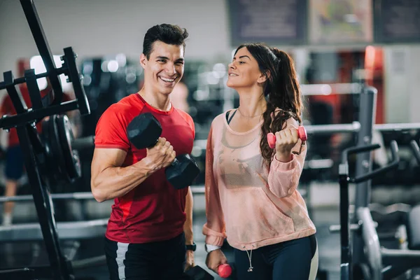 Instructor Fitness Con Chica Entrenamiento Gimnasio — Foto de Stock