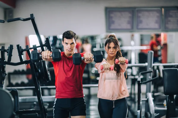 Beden Eğitimi Hocası Spor Salonunda Eğitim Gören Bir Kız — Stok fotoğraf