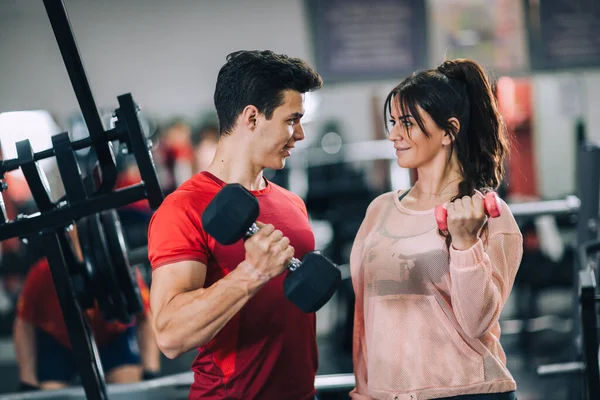 Instructor Fitness Con Chica Entrenamiento Gimnasio — Foto de Stock