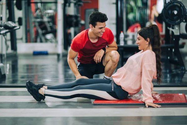 Instructor Fitness Con Chica Entrenamiento Gimnasio — Foto de Stock