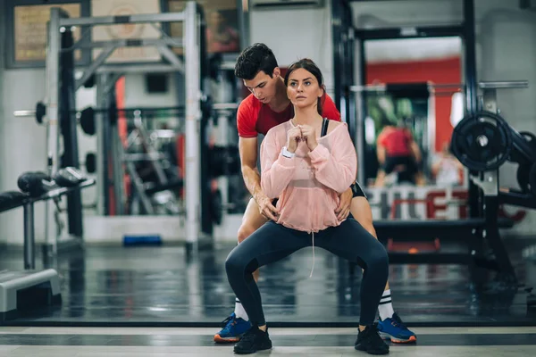 Instructeur Fitness Avec Fille Entraînement Dans Centre Fitness — Photo