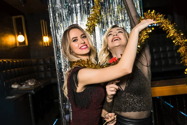 Porträt Glücklicher Junger Freundinnen Einem Nachtclub — Stockfoto