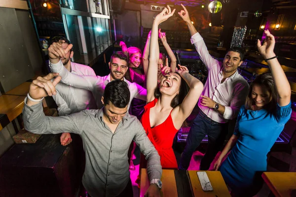 Jóvenes Bailando Discoteca — Foto de Stock