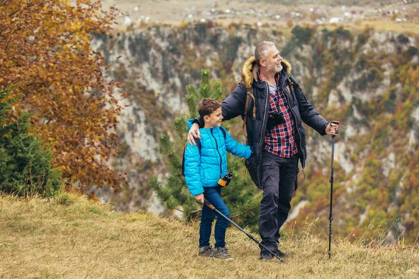 Ojciec Synem Wędruje Naturze — Zdjęcie stockowe