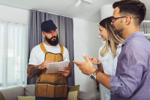 Det Unga Paret Pratar Med Mästaren Renovering Lägenheten — Stockfoto