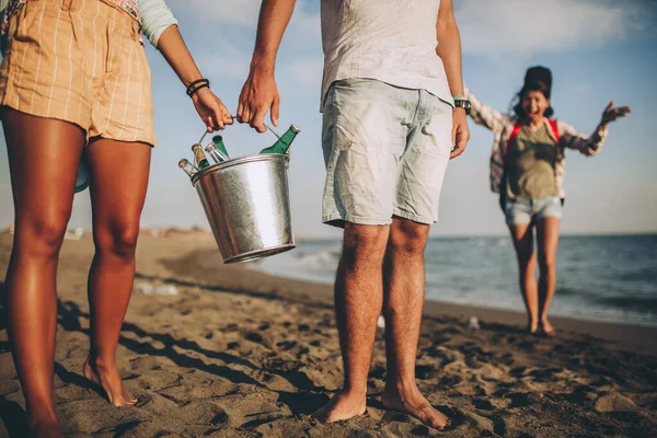 Jovens Amigos Desfrutando Passeio Festa Praia Dia Ensolarado Segurando Cerveja — Fotografia de Stock