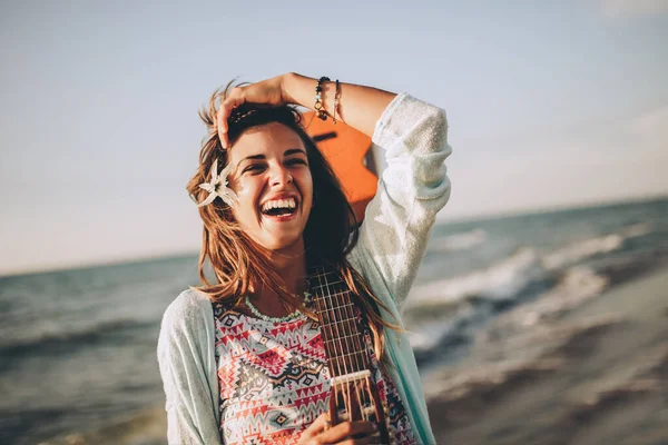 Ragazza Sorridente Che Cammina Sulla Spiaggia Con Una Chitarra Mano — Foto Stock