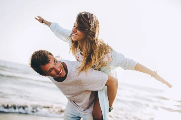 Jovem Dando Passeio Piggyback Para Namorada Praia — Fotografia de Stock