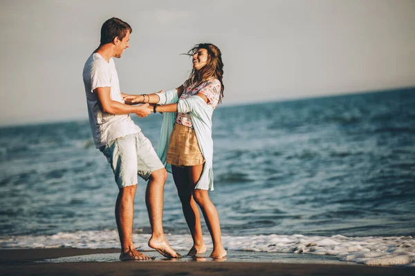 Романтична Пара Тримає Руки Пляжі Чоловік Жінка Коханні — стокове фото
