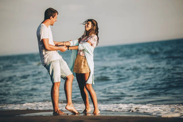 Pareja Romántica Cogida Mano Corriendo Por Playa Hombre Mujer Enamorados —  Fotos de Stock