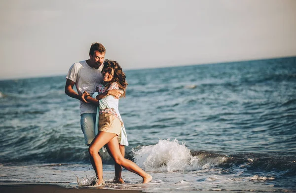 Romantický Pár Držící Ruce Pláži Muž Žena Lásce — Stock fotografie
