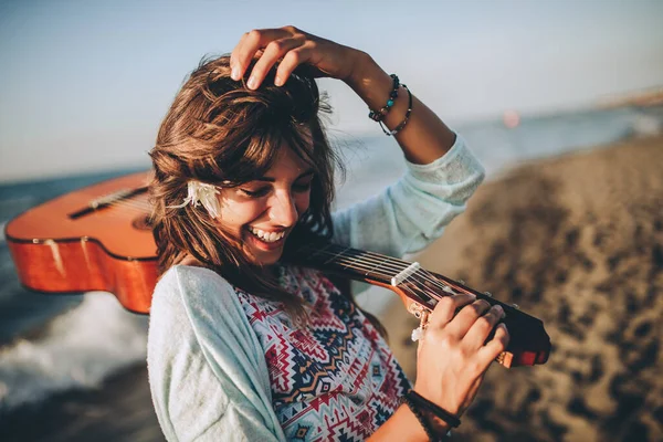 Smiling Girl Walking Beach Holding Guitar Her Hands She Going — Stock Photo, Image